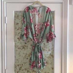 Plum Pretty Sugar floral robe (M/L)